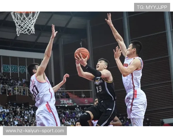 三人篮球队员庆祝太狂被队友按住：赛场上的欢笑与团队精神